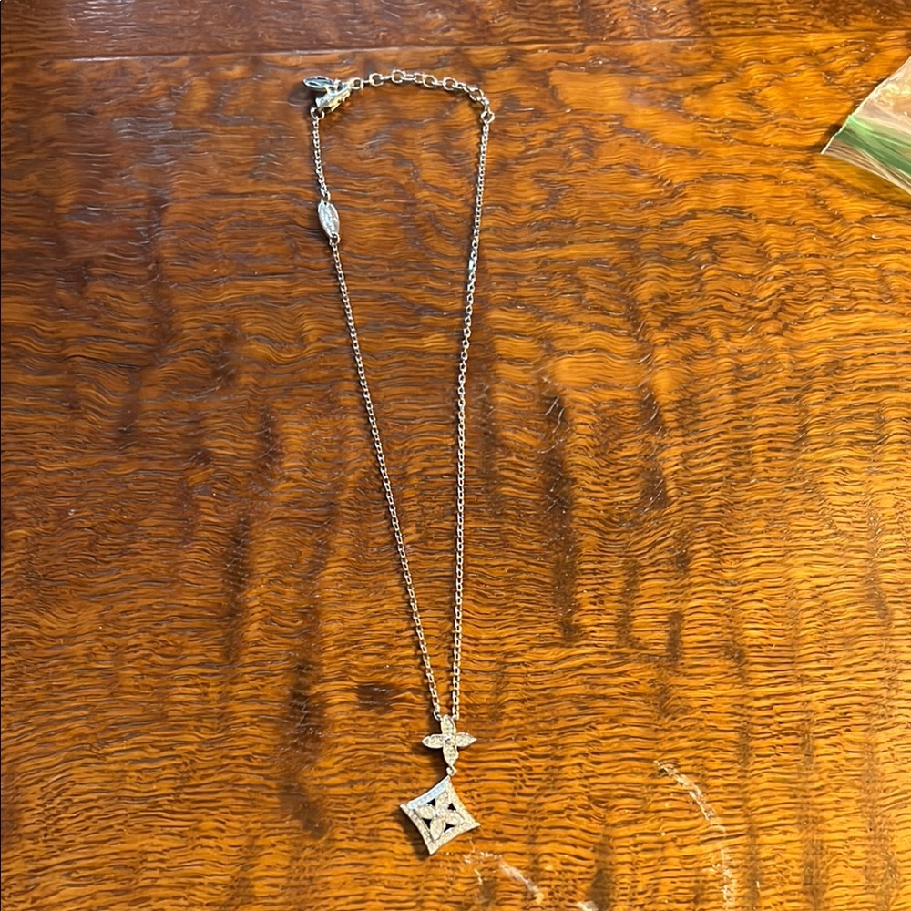 Elegant Silver Pendant Necklace